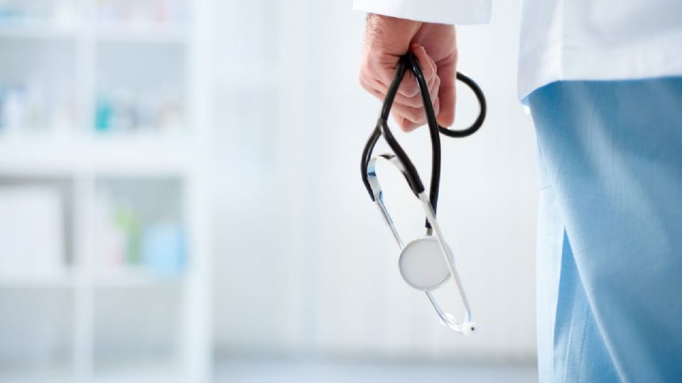 Poncho de Nigris: Le llueven críticas por grabar a su padre convaleciente en el hospital