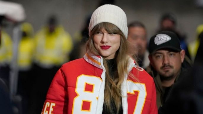 Taylor Swift, muy enamorada, apoyó a Travis Kelce en su partido con icónica chamarra