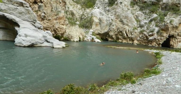 Las aguas termales de las Grutas de Xajha son el destino perfecto para disfrutar en un fin de semana.