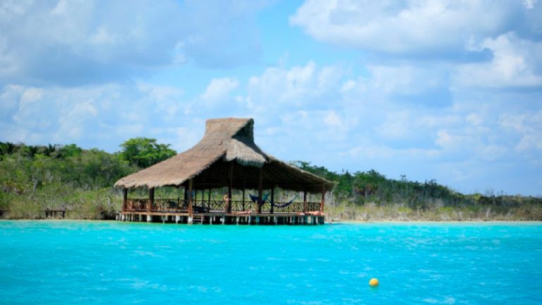 La Laguna de 7 colores es uno de los atractivos que tiene los turistas para ir en Quintana Roo