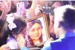 Carlos Rivera cumple el sueño de una fan y le canta a su mamá fallecida