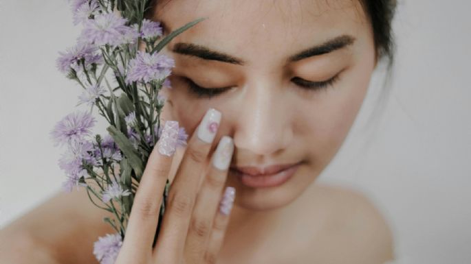 3 diseños de uñas con flores que rejuvenecen las manos