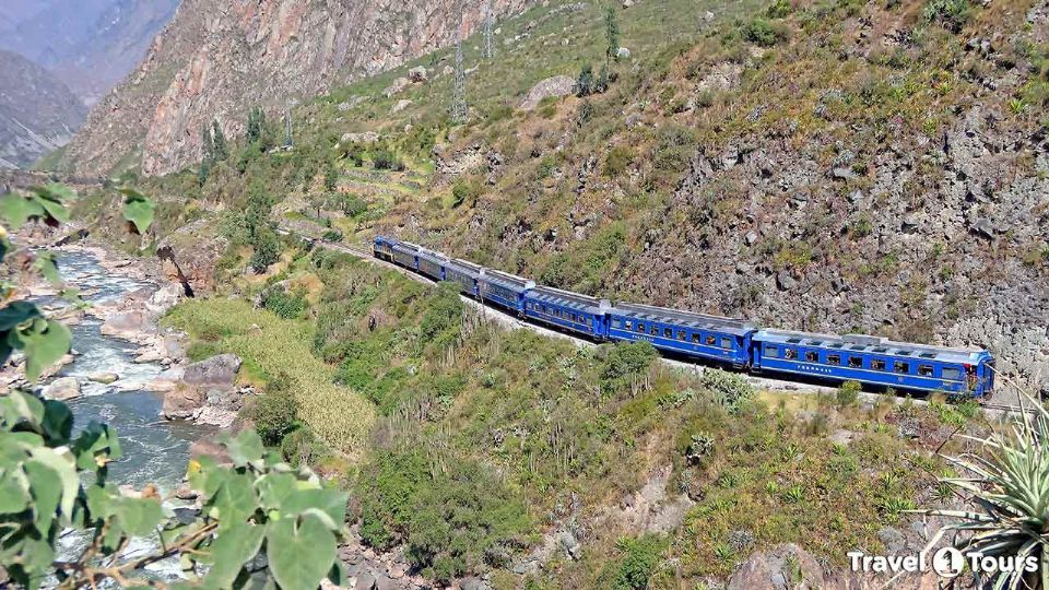 Vistas del Valle de Santiago desde el tren de Machu Picchu en Perú.