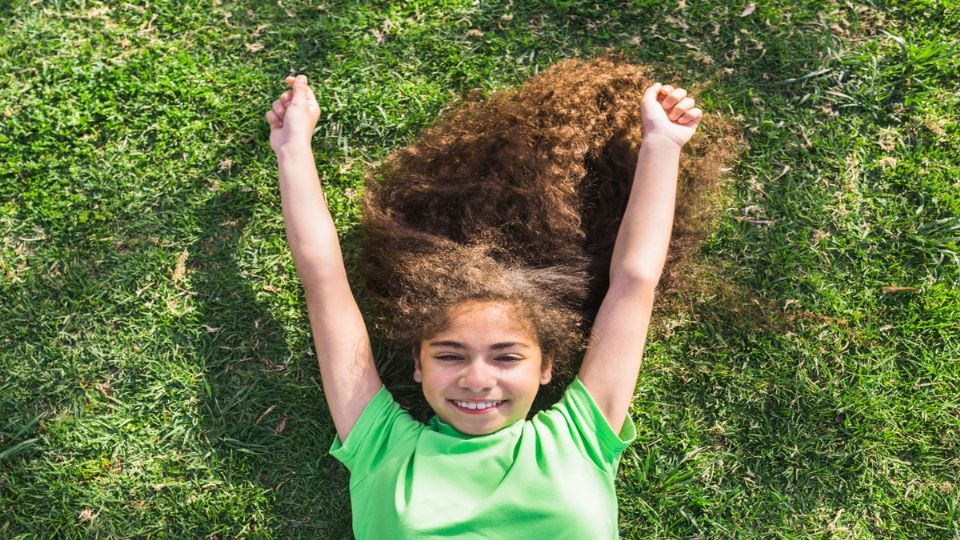 Enseñar a los niños a desarrollar la esperanza mejora su inteligencia emocional y bienestar, preparándolos para ser más resilientes.