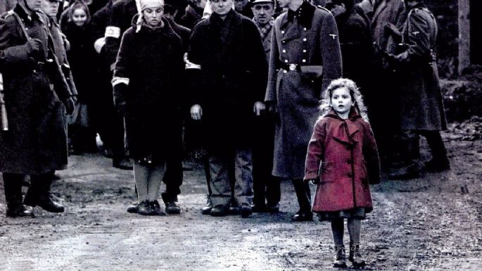 Cómo luce ‘la niña del abrigo rojo’ de ‘La lista de Schindler’ a sus 35 años