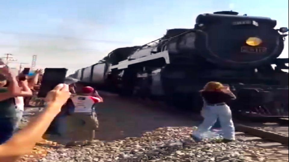 Momento en que la Locomotora arrastra el celular de la mujer.