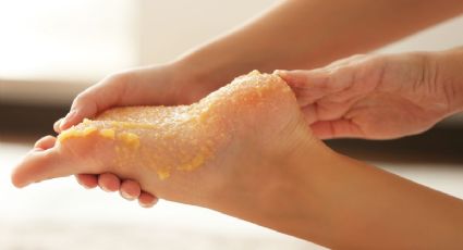 Exfoliante casero para pies y talones resecos con tan sólo 3 ingredientes: el truco para tener unos pies suaves