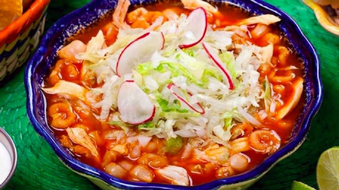 Las hierbas de olor que debe llevar el pozole para que quede más rico