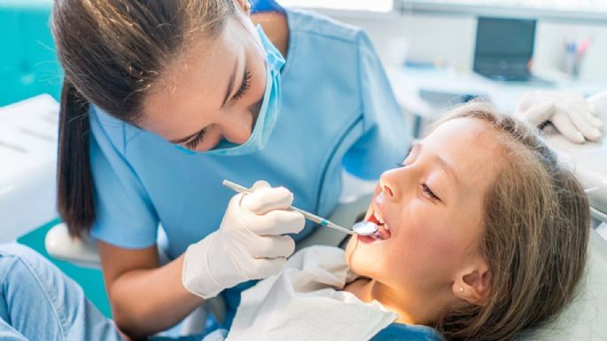 El motivo por el que tu hijo o hija rechina los dientes en la noche, ¡no es por bichos!