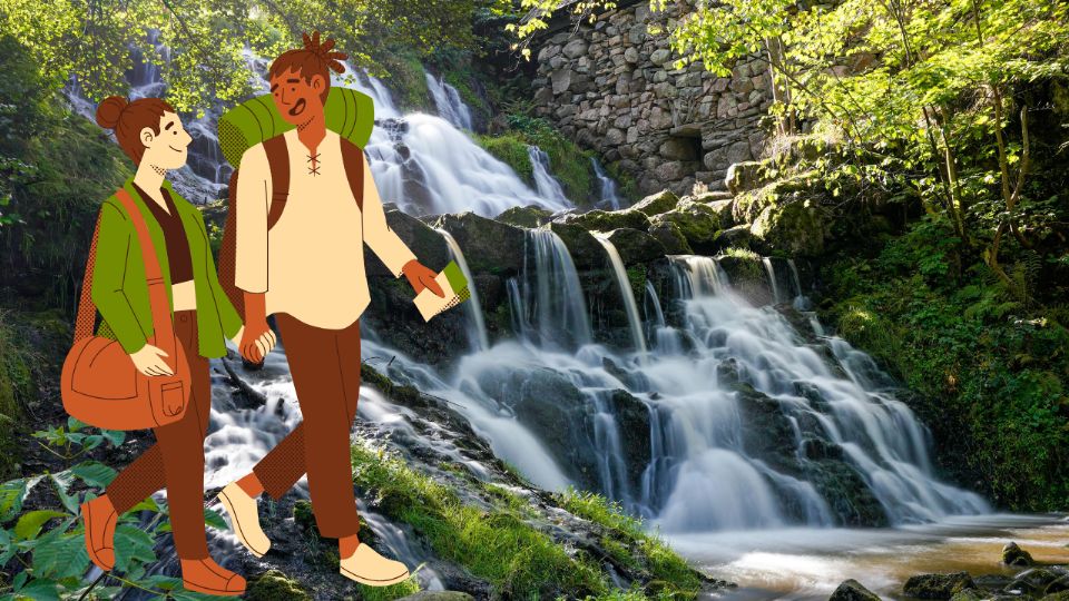 La Cascada El Saltito es uno de los atractivos naturales más visitados de Nombre de Dios, reconocida por su caída de agua y su entorno rodeado de sabinos.