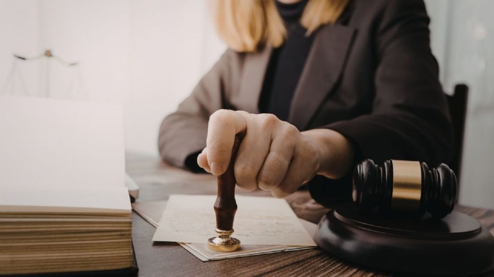 La FGR ordena a Netflix eliminar varias escenas sexuales de la serie sobre Luis Miguel tras la denuncia de la actriz Issabela Camil.