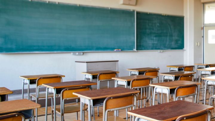 Maestra de primaria es captada aventando cuadernos al piso a sus alumnos | VIDEO