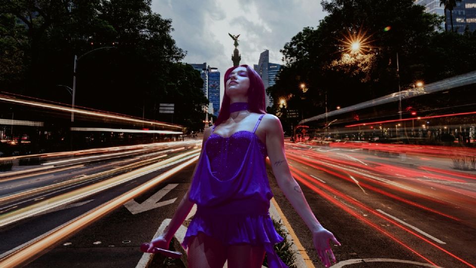 Dua Lipa en CDMX, VIDEO de la cantante caminando por las calles de la capital.