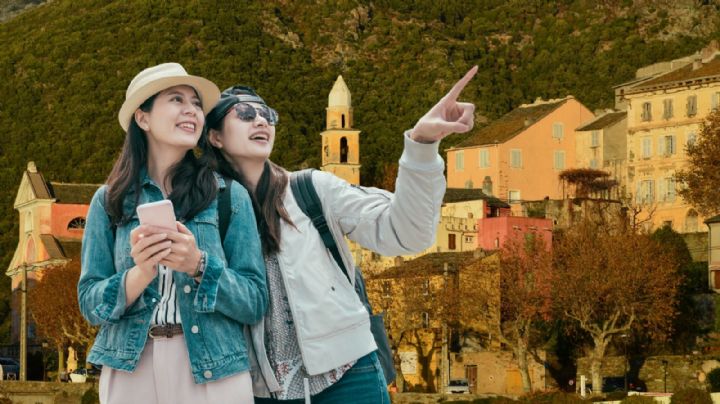 El Pueblo Mágico frente a un lago cristalino que parece una villa europea