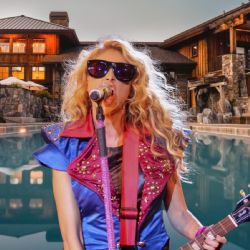 Paulina Rubio es desalojada de su mansión en Miami ¿Qué pasó?