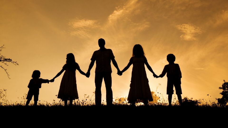 Aislinn Derbez regresa con un nuevo hijo que adoptó después de su viaje por Guinea