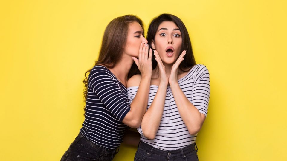 Pedro Sola deja atrás los problemas con el Escorpión Dorado y le da un beso | Video