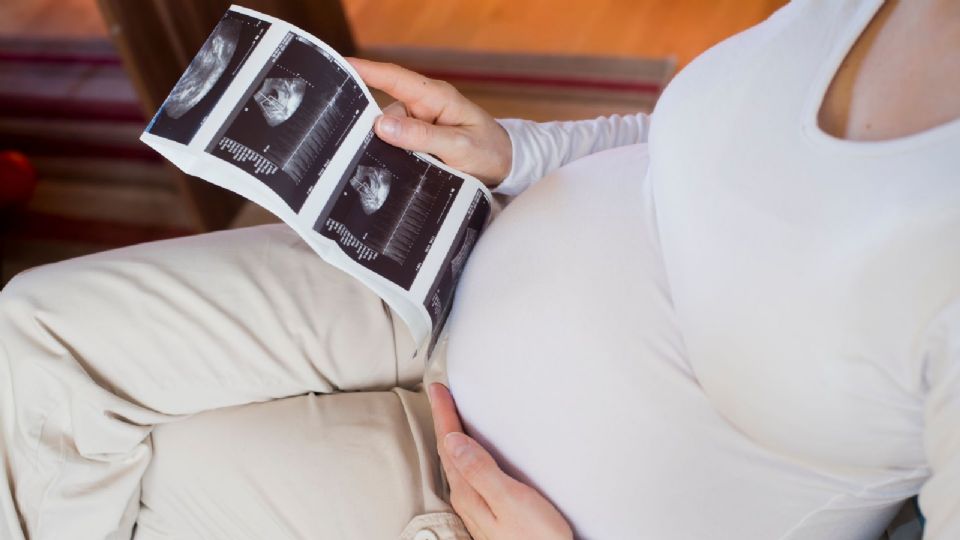 Julián Gil se convierte en el abuelo más sexy del mundo ¡Ya nació Oliver!