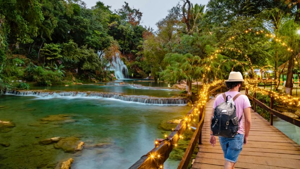 Si quieres conocer las cascadas más bonitas de San Luis Potosí tendrás que aventurarte y cruzar un puente de madera iluminado.