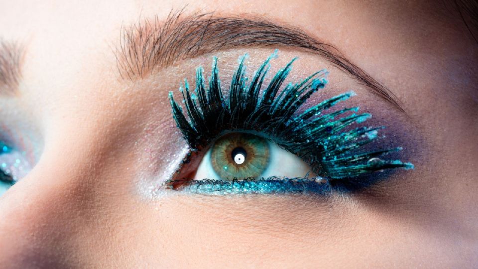 Delineado de ojos Trendy 2025: Agranda tu mirada con estilo vintage.