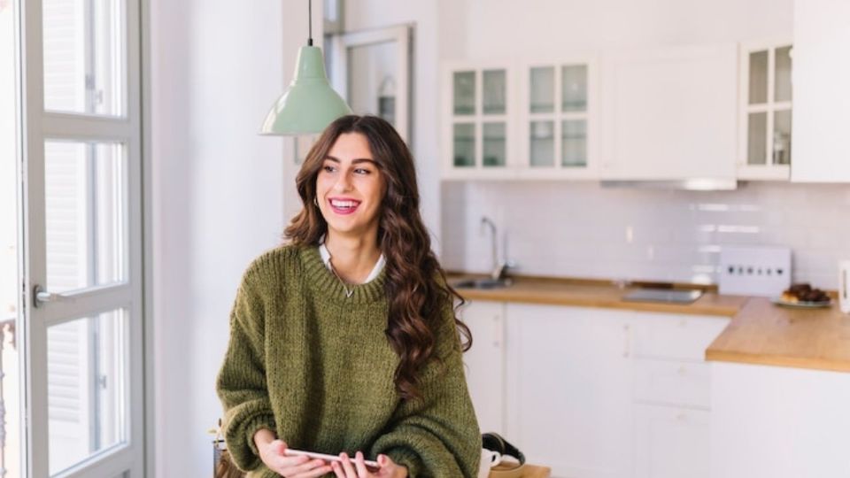 Organizar una cocina pequeña requiere aprovechar al máximo cada espacio disponible.