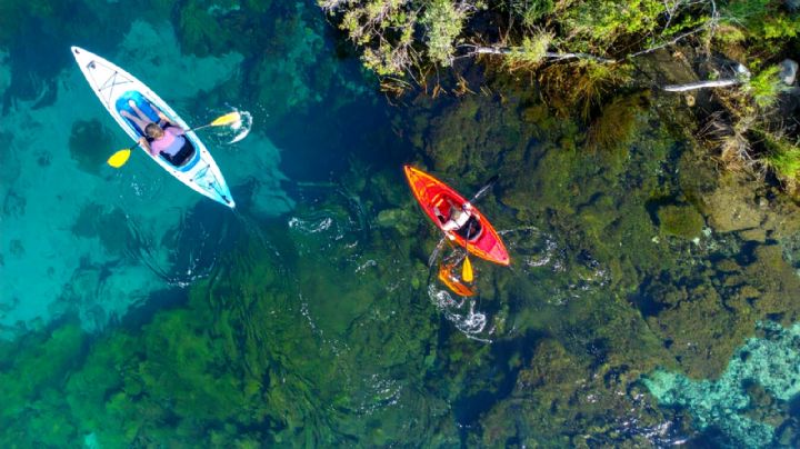Estos manantiales color turquesa son los mejores para hacer kayak con amigos