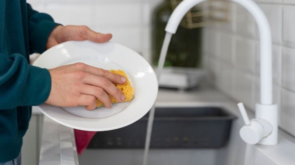 El característico olor a huevo, puede impregnar vasos, platos y utensilios sin importar cuánto jabón uses.