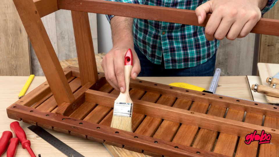 Protege, embellece y alarga la vida de tus muebles de madera con un simple paso: el barniz.
