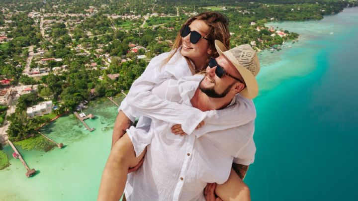 El Pueblo Mágico de Quintana Roo con laguna de siete colores, fortalezas coloniales y palmeras que custodian paraísos acuáticos